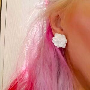 Elegant White Camellia Flower faux pearl Stud Earrings